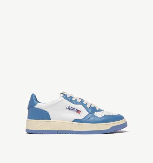 Schuhe AUTRY Medalist Low aus zweifarbigem Leder weiß und Hellblau 