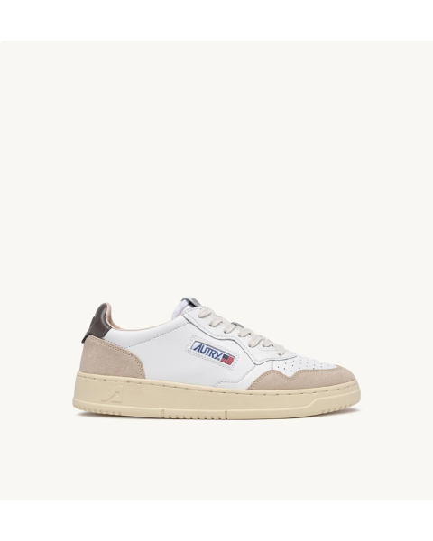 Schuhe AUTRY Medalist Low aus Wildleder und Leder in Weiß/Morel